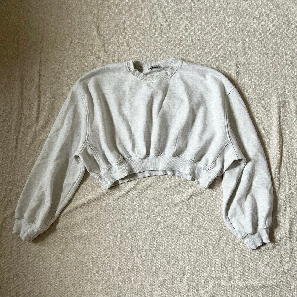 grey cropped long sleeve crewneck zara sweatshirt